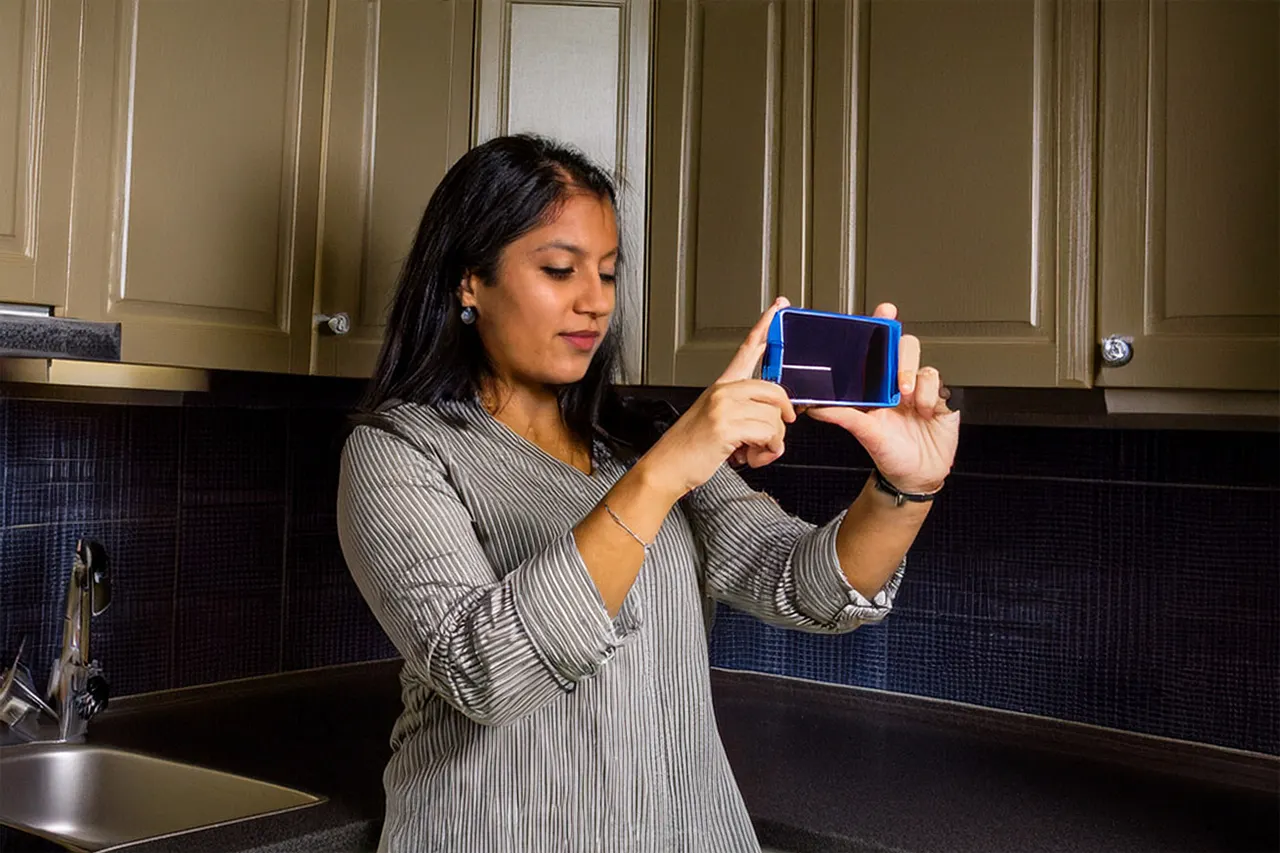 woman aiming smartphone level